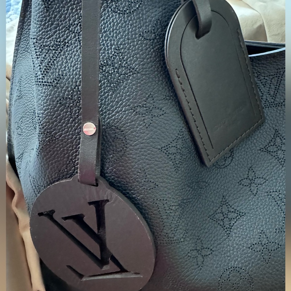 LOUIS VUITTON Carmel bag MAHINA Black with silver hardware EXCELLENT CONDITION - Picture 3 of 17